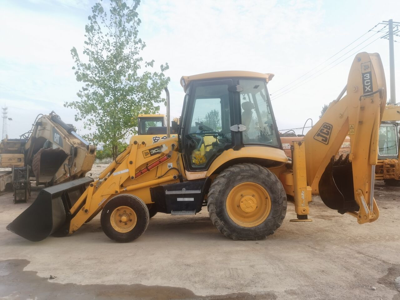 JCB 3CX - Ekskavators-iekrāvējs: foto 1 JCB 3CX - Ekskavators-iekrāvējs: foto 1