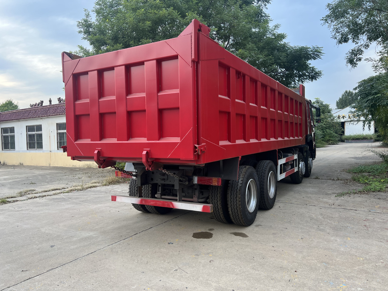 SINOTRUK HOWO 8*4 - Kravas automašīna pašizgāzējs: foto 5 SINOTRUK HOWO 8*4 - Kravas automašīna pašizgāzējs: foto 5