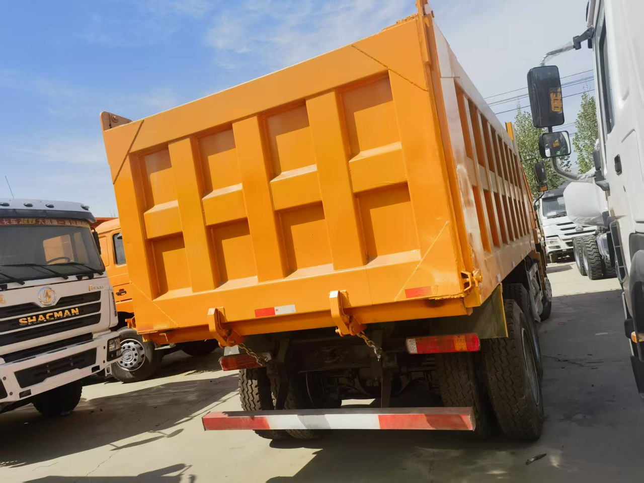 Shacman F3000 6*4 Dump truck - Kravas automašīna pašizgāzējs: foto 5 Shacman F3000 6*4 Dump truck - Kravas automašīna pašizgāzējs: foto 5