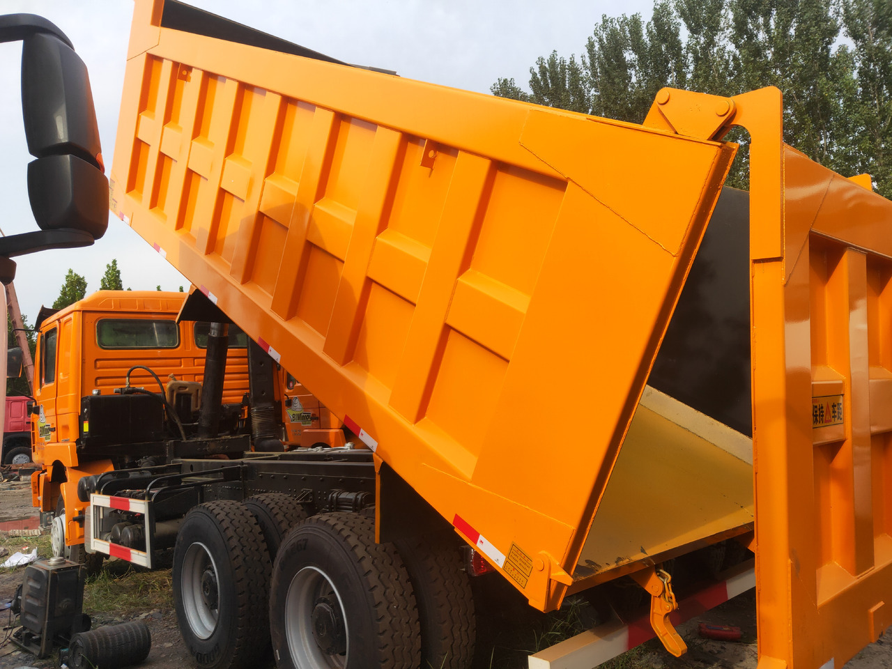 Shacman F3000 6*4 Dump truck - Kravas automašīna pašizgāzējs: foto 3 Shacman F3000 6*4 Dump truck - Kravas automašīna pašizgāzējs: foto 3