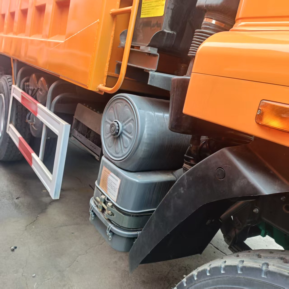 Sinotruk HOHAN 6*4 Dump truck - Kravas automašīna pašizgāzējs: foto 5 Sinotruk HOHAN 6*4 Dump truck - Kravas automašīna pašizgāzējs: foto 5