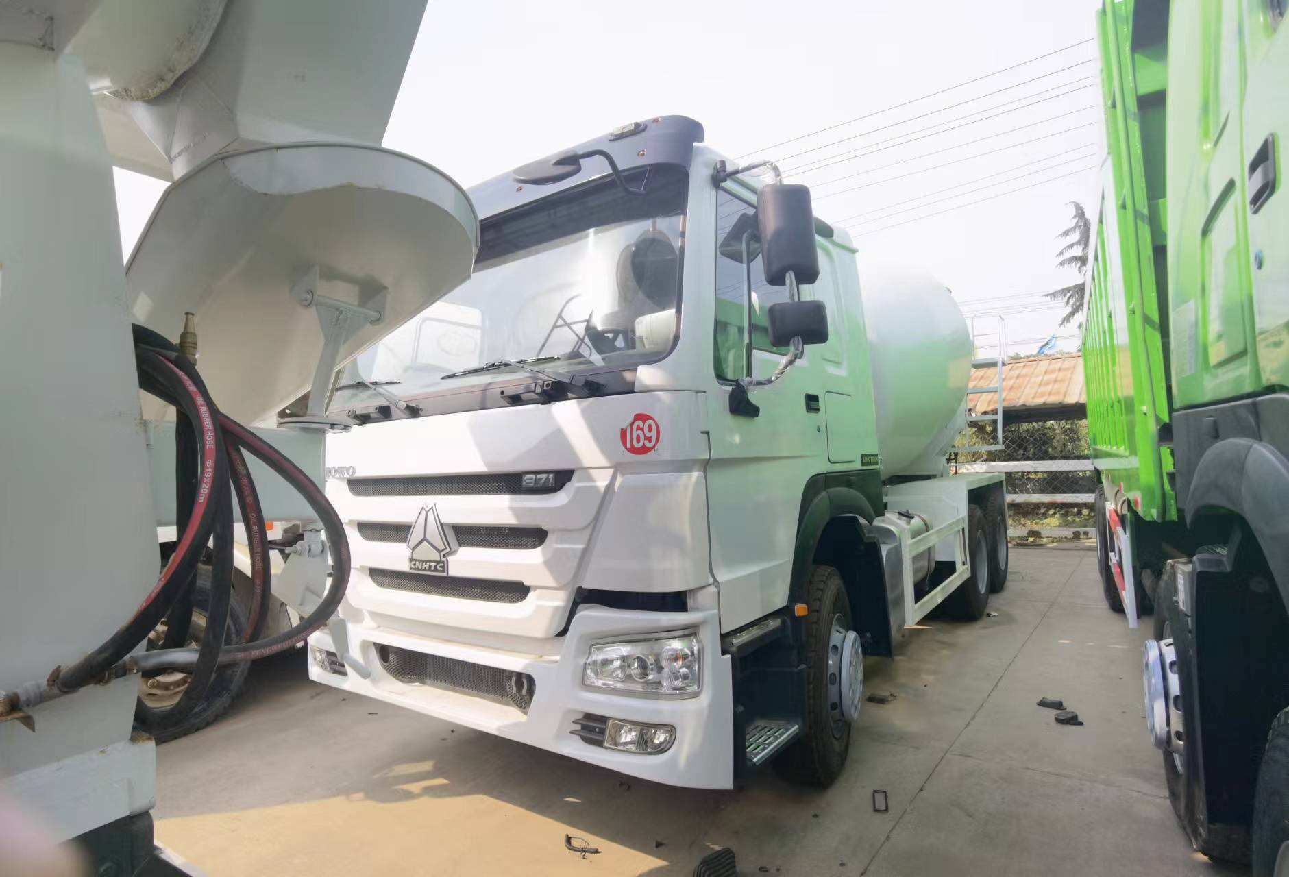Sinotruk HOWO 371 6*4 Concrete mixer truck - Betonvedējs: foto 2 Sinotruk HOWO 371 6*4 Concrete mixer truck - Betonvedējs: foto 2