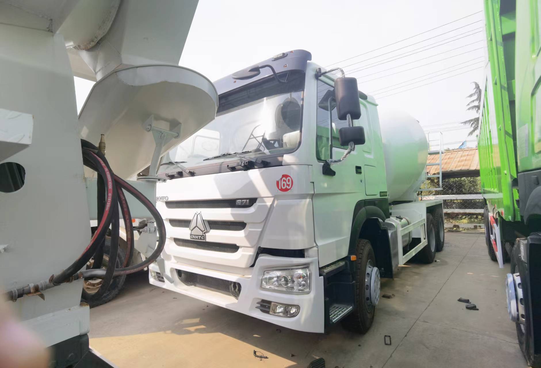 Sinotruk HOWO 371 6*4 Concrete mixer truck - Betonvedējs: foto 3 Sinotruk HOWO 371 6*4 Concrete mixer truck - Betonvedējs: foto 3