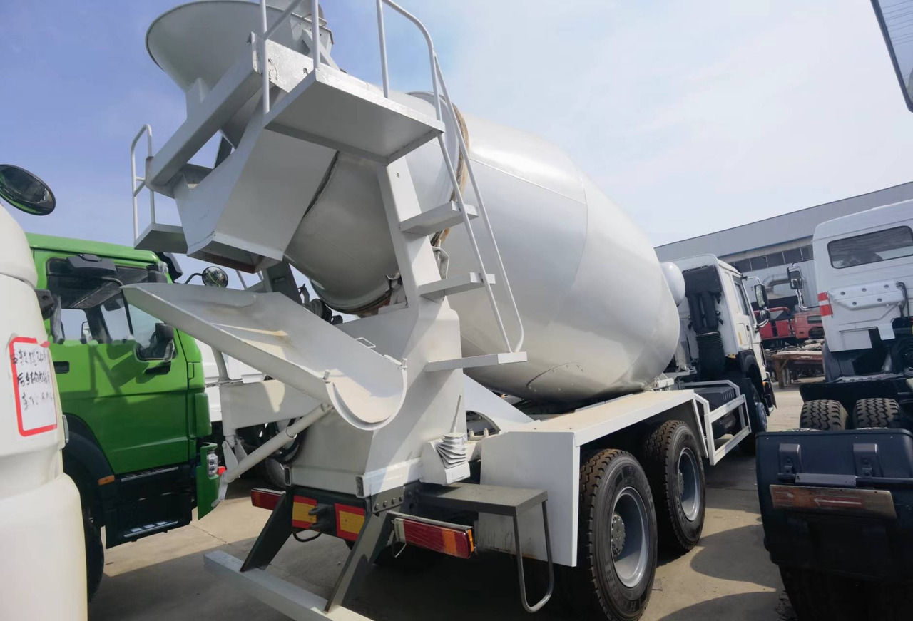 Sinotruk HOWO 371 6*4 Concrete mixer truck - Betonvedējs: foto 4 Sinotruk HOWO 371 6*4 Concrete mixer truck - Betonvedējs: foto 4