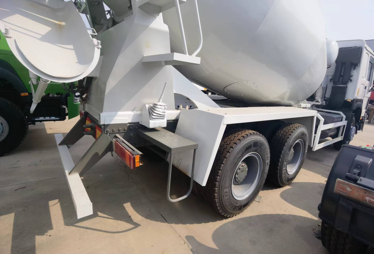 Sinotruk HOWO 371 6*4 Concrete mixer truck - Betonvedējs: foto 2 Sinotruk HOWO 371 6*4 Concrete mixer truck - Betonvedējs: foto 2