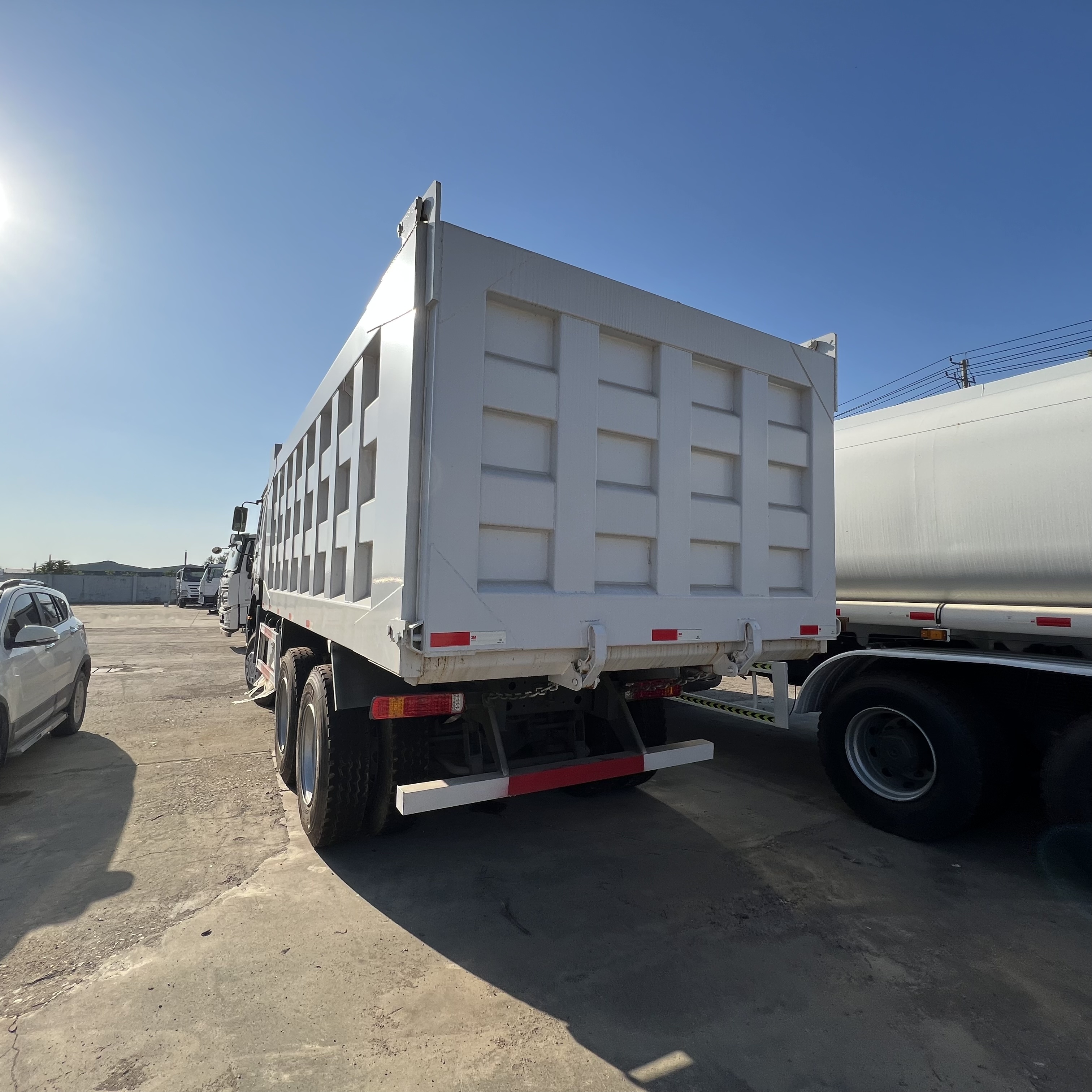 Sinotruk HOWO 371 6*4 Dump truck - Kravas automašīna pašizgāzējs: foto 4 Sinotruk HOWO 371 6*4 Dump truck - Kravas automašīna pašizgāzējs: foto 4