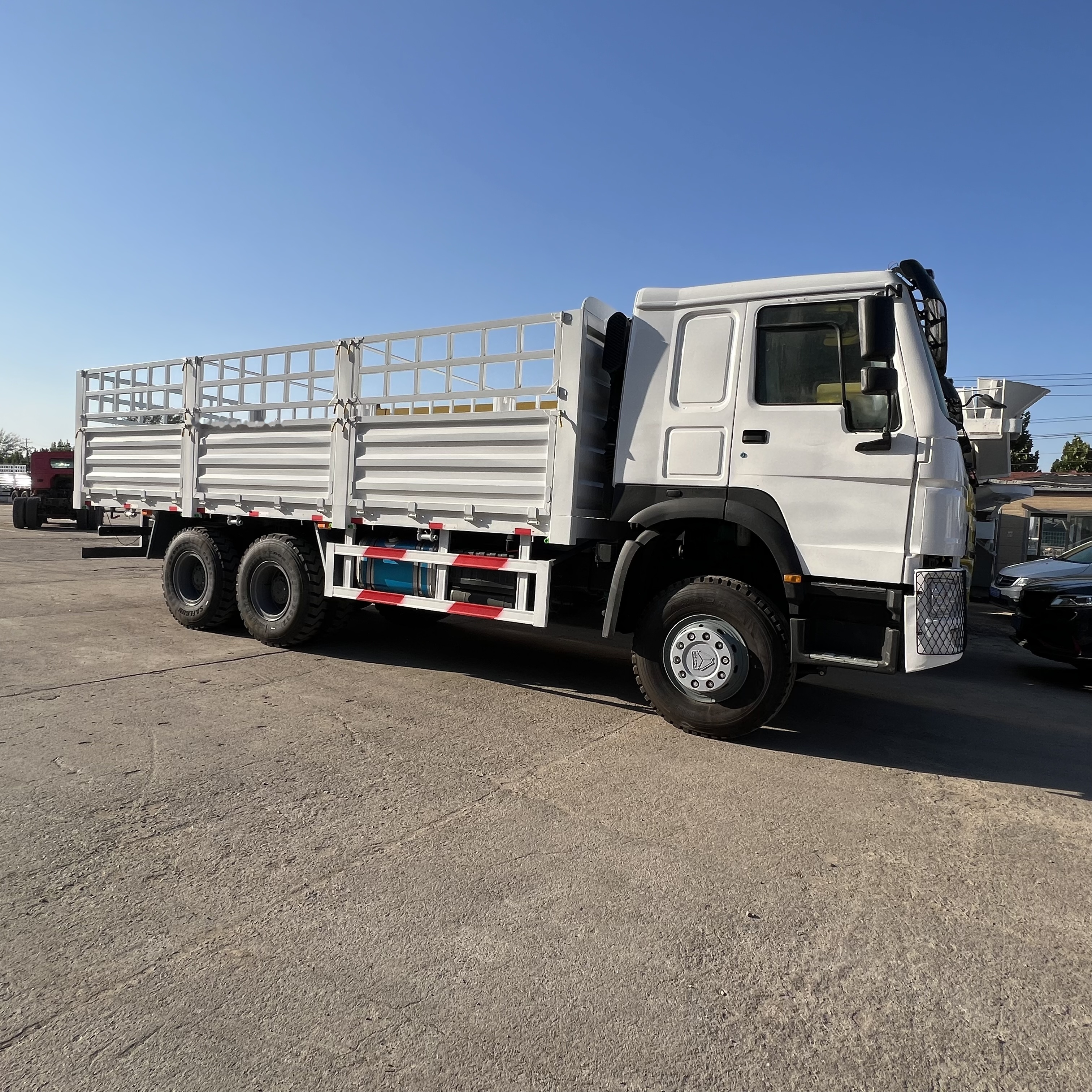 Sinotruk HOWO 371 6*4 Fence truck - Bortu kravas automašīna/ Platforma: foto 4 Sinotruk HOWO 371 6*4 Fence truck - Bortu kravas automašīna/ Platforma: foto 4