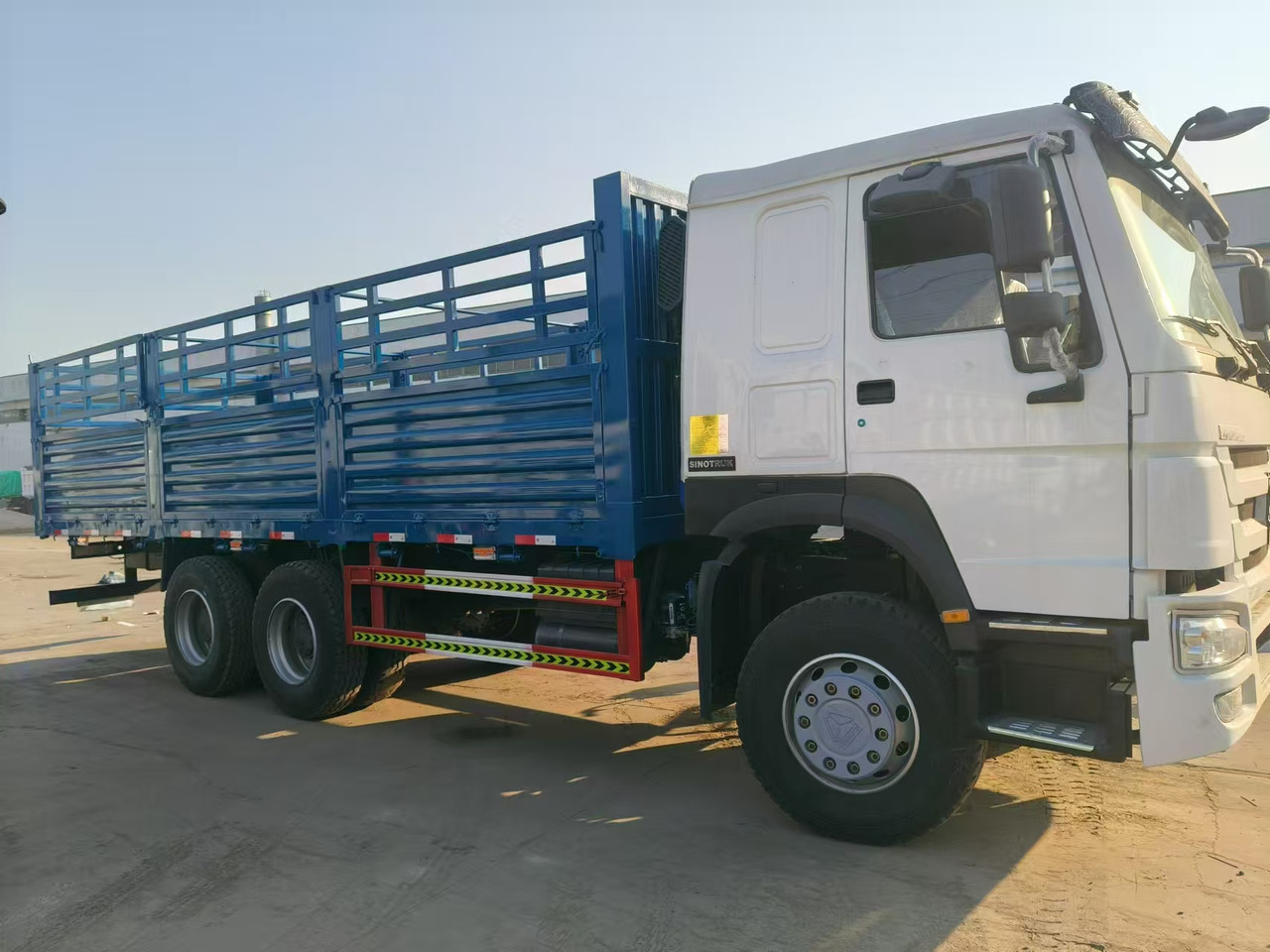 Sinotruk HOWO 371 6*4 Fence truck - Bortu kravas automašīna/ Platforma: foto 2 Sinotruk HOWO 371 6*4 Fence truck - Bortu kravas automašīna/ Platforma: foto 2