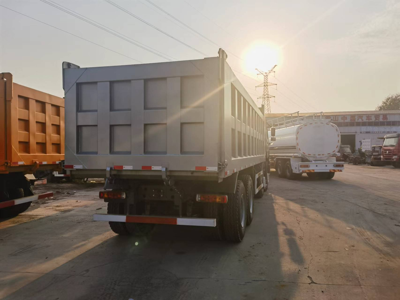 Kravas automašīna pašizgāzējs Sinotruk HOWO 371 8*4 Dump truck: foto 7