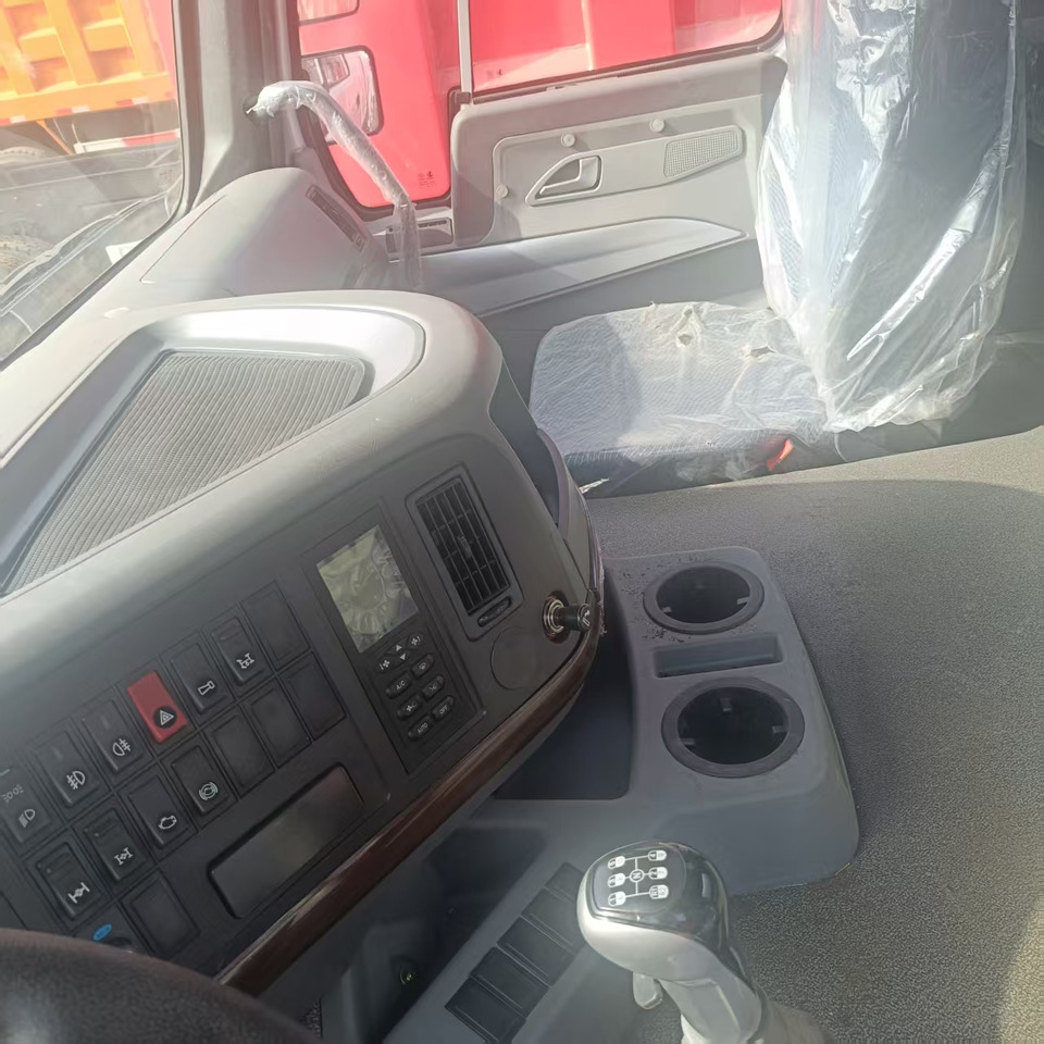 Sinotruk HOWO 371 8*4 Tank truck - Autocisterna: foto 3 Sinotruk HOWO 371 8*4 Tank truck - Autocisterna: foto 3
