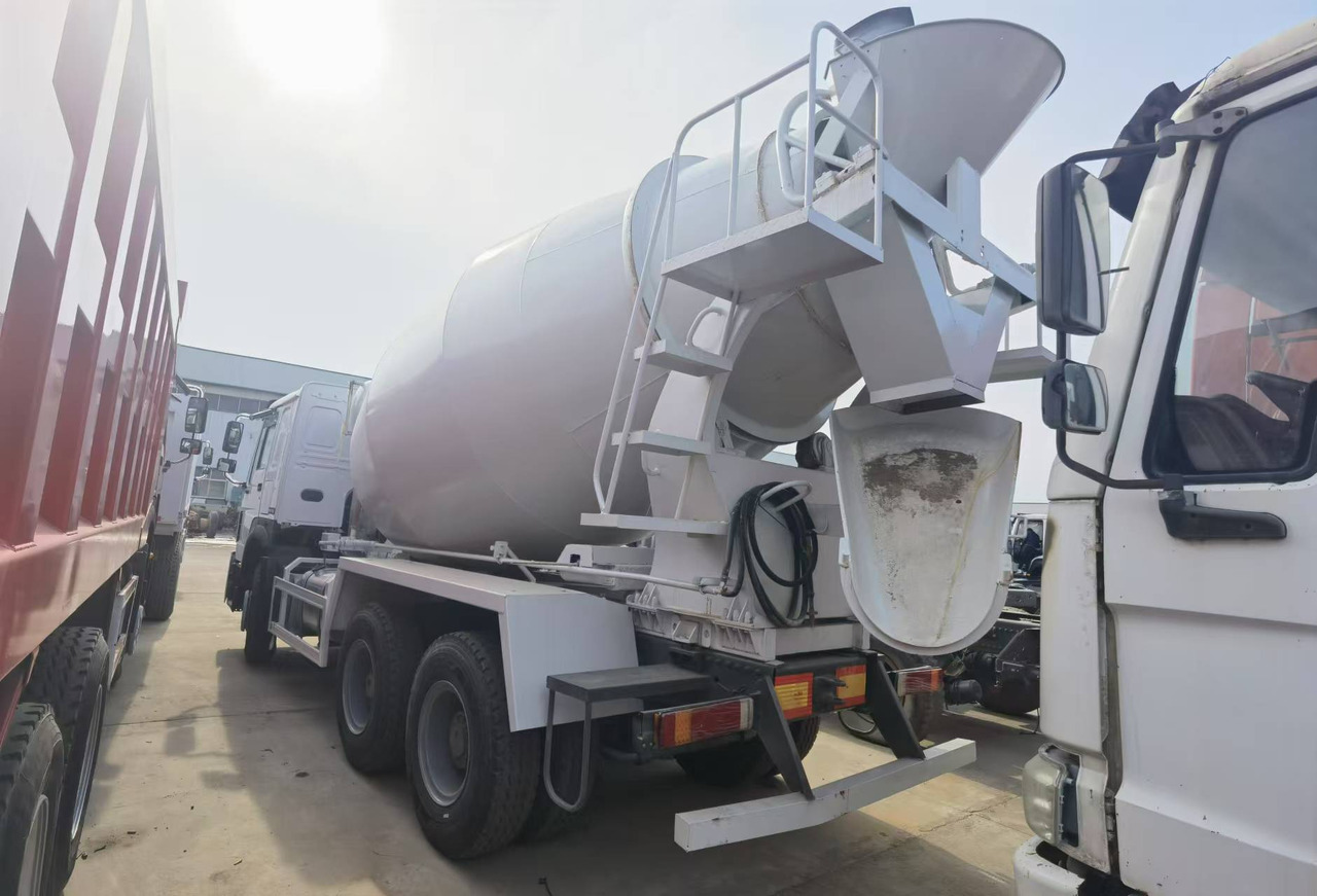Sinotruk HOWO 371 Concrete mixer truck - Betonvedējs: foto 2 Sinotruk HOWO 371 Concrete mixer truck - Betonvedējs: foto 2