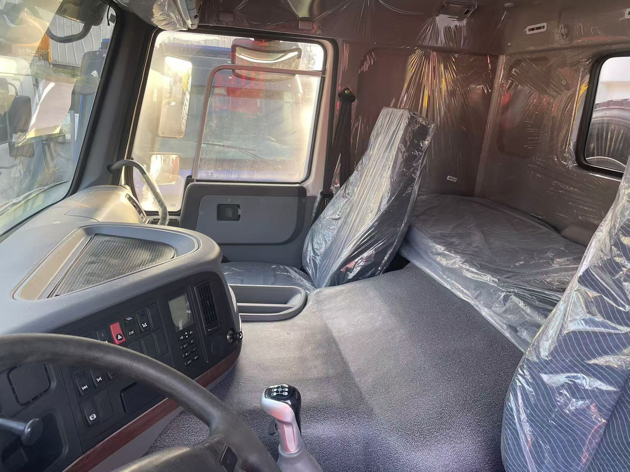 Sinotruk HOWO 371 brand new 6*4 Dump truck - Kravas automašīna pašizgāzējs: foto 5 Sinotruk HOWO 371 brand new 6*4 Dump truck - Kravas automašīna pašizgāzējs: foto 5