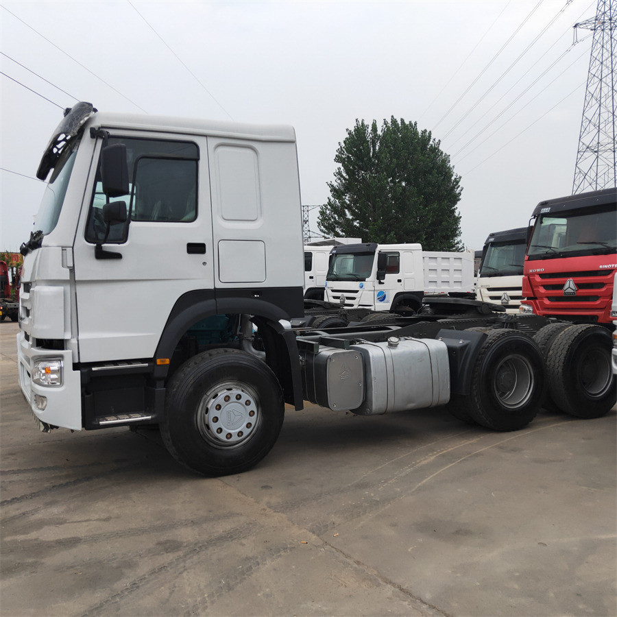 Sinotruk HOWO 371 tractor - Mini pašizgāzējs: foto 4 Sinotruk HOWO 371 tractor - Mini pašizgāzējs: foto 4