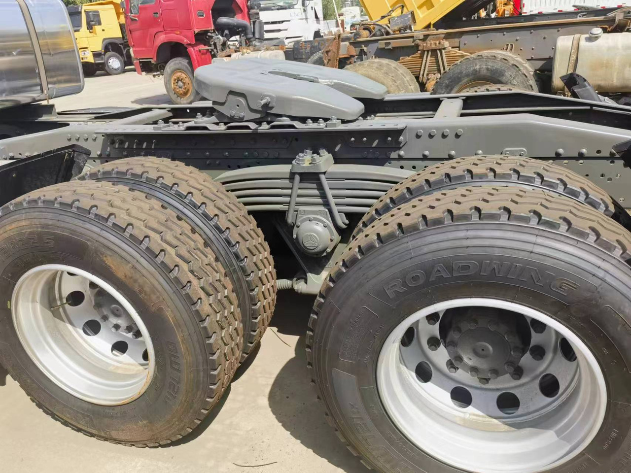 Sinotruk HOWO 375 tractor - Mini pašizgāzējs: foto 3 Sinotruk HOWO 375 tractor - Mini pašizgāzējs: foto 3