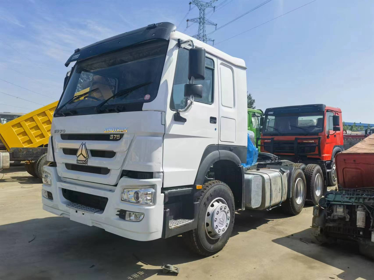 Sinotruk HOWO 375 tractor - Mini pašizgāzējs: foto 1 Sinotruk HOWO 375 tractor - Mini pašizgāzējs: foto 1