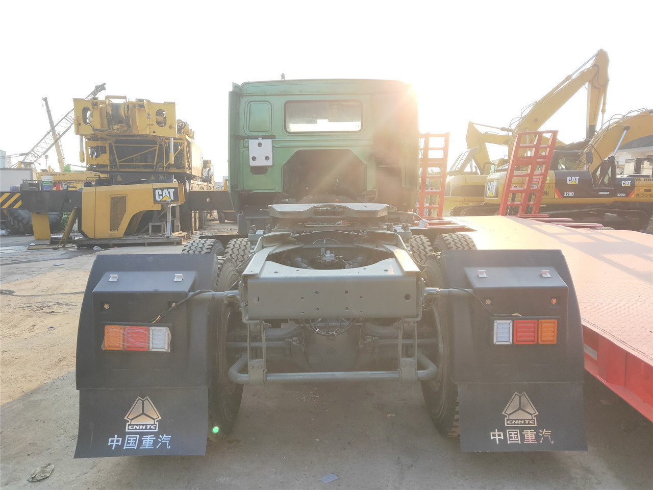 Sinotruk HOWO 420 tractor - Mini pašizgāzējs: foto 4 Sinotruk HOWO 420 tractor - Mini pašizgāzējs: foto 4