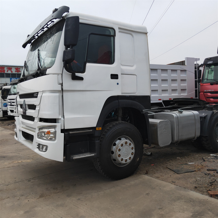 Sinotruk HOWO 420 tractor - Mini pašizgāzējs: foto 5 Sinotruk HOWO 420 tractor - Mini pašizgāzējs: foto 5