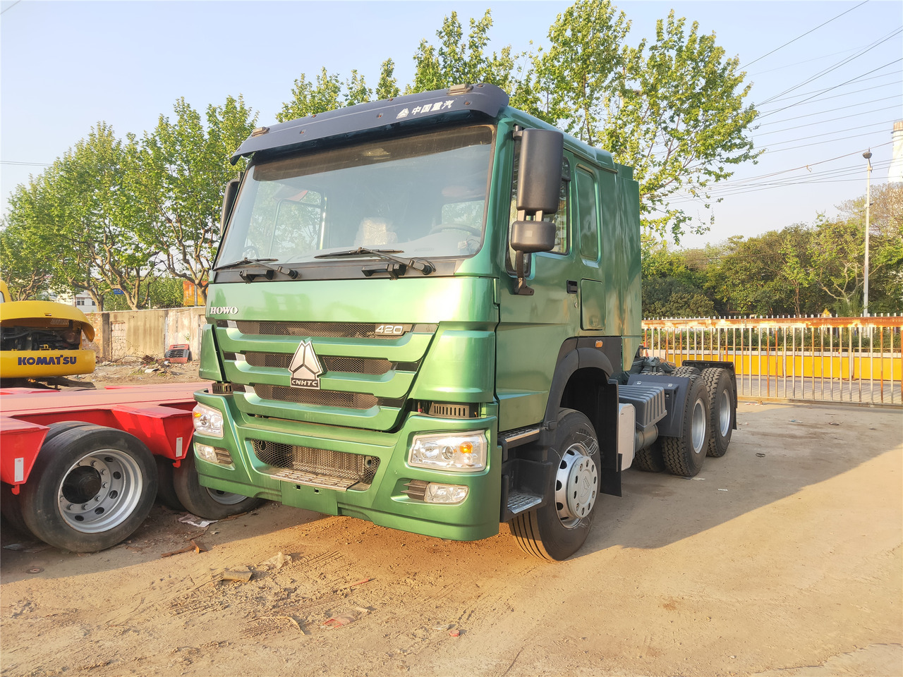 Sinotruk HOWO 420 tractor - Mini pašizgāzējs: foto 1 Sinotruk HOWO 420 tractor - Mini pašizgāzējs: foto 1