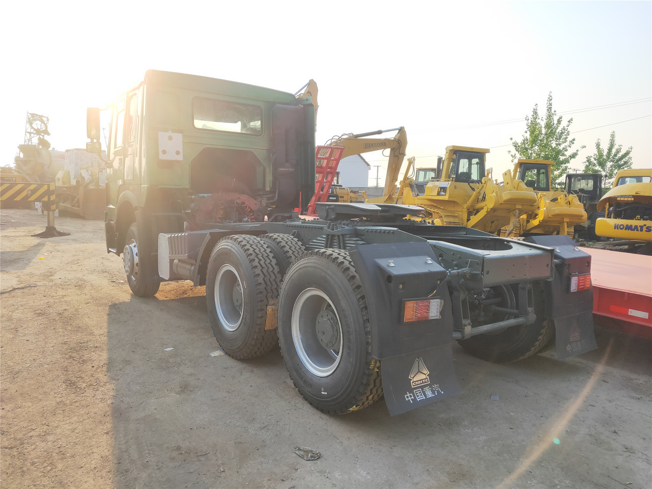 Sinotruk HOWO 420 tractor - Mini pašizgāzējs: foto 2 Sinotruk HOWO 420 tractor - Mini pašizgāzējs: foto 2