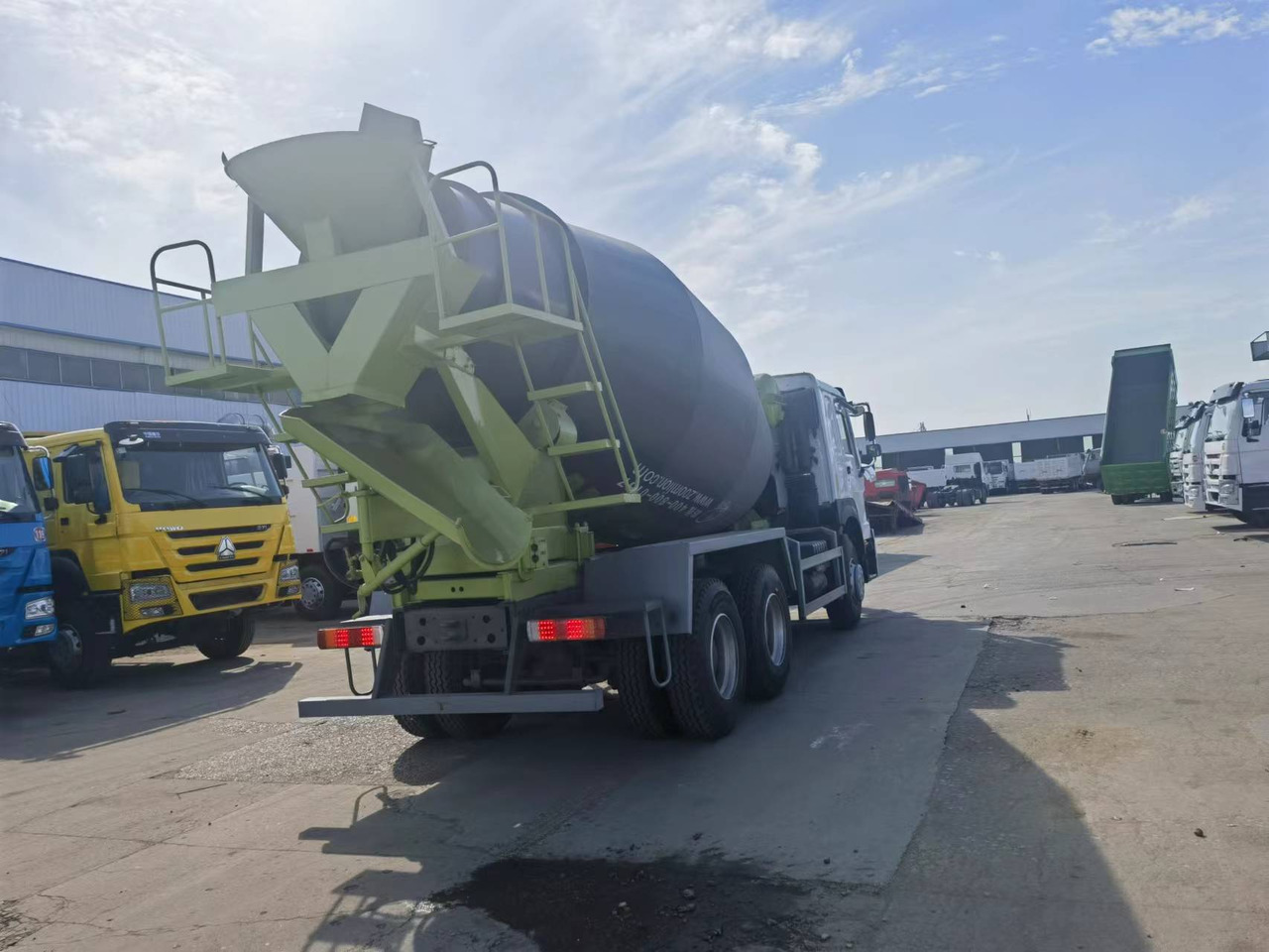 Sinotruk HOWO 6*4 Concrete mixer truck - Betonvedējs: foto 3 Sinotruk HOWO 6*4 Concrete mixer truck - Betonvedējs: foto 3
