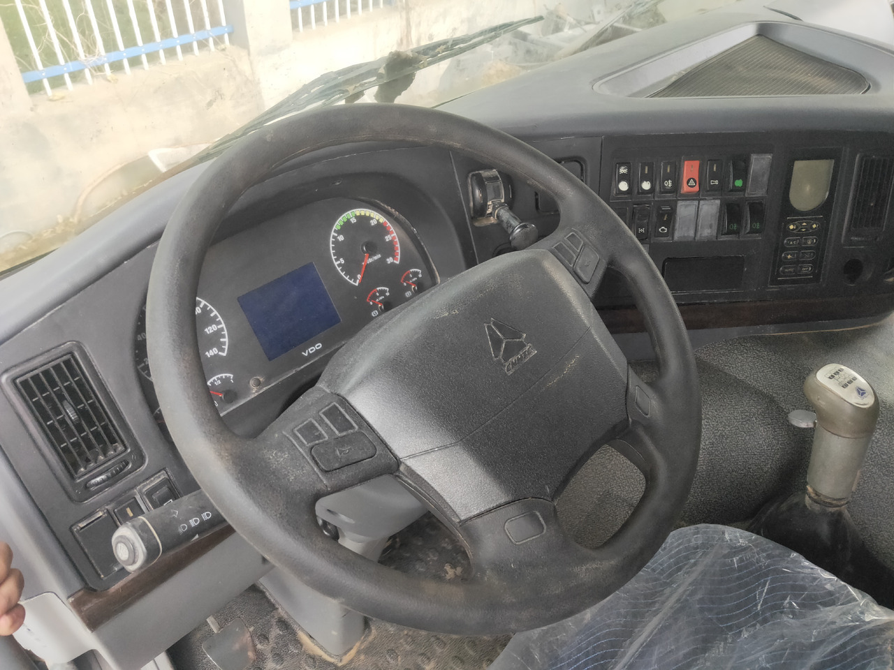 Sinotruk HOWO 6*4 Dump truck - Kravas automašīna pašizgāzējs: foto 4 Sinotruk HOWO 6*4 Dump truck - Kravas automašīna pašizgāzējs: foto 4