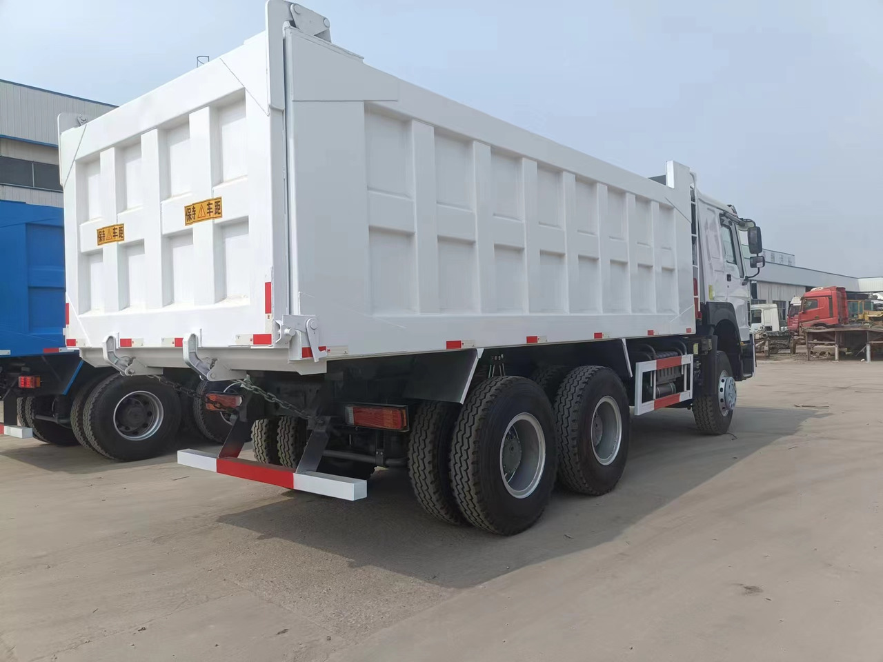 Sinotruk HOWO 6*4 Dump truck - Kravas automašīna pašizgāzējs: foto 4 Sinotruk HOWO 6*4 Dump truck - Kravas automašīna pašizgāzējs: foto 4