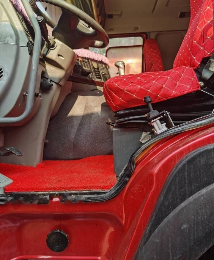 Sinotruk HOWO 6*4 Dump truck - Kravas automašīna pašizgāzējs: foto 5 Sinotruk HOWO 6*4 Dump truck - Kravas automašīna pašizgāzējs: foto 5