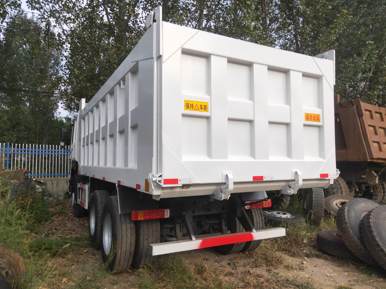 Sinotruk HOWO 6*4 Dump truck - Kravas automašīna pašizgāzējs: foto 3 Sinotruk HOWO 6*4 Dump truck - Kravas automašīna pašizgāzējs: foto 3