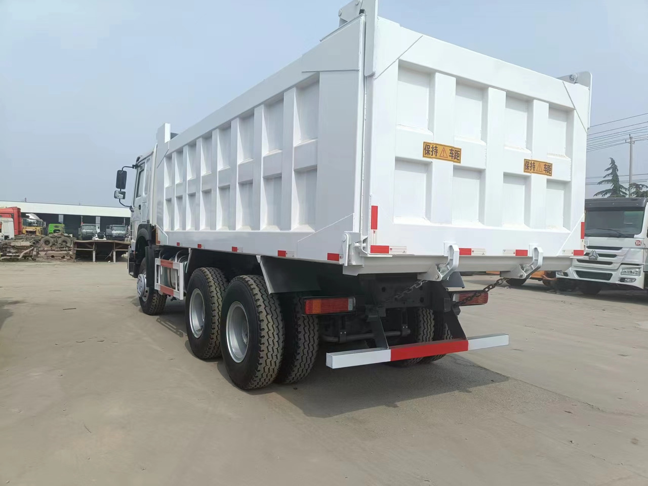 Kravas automašīna pašizgāzējs Sinotruk HOWO 6*4 Dump truck: foto 9