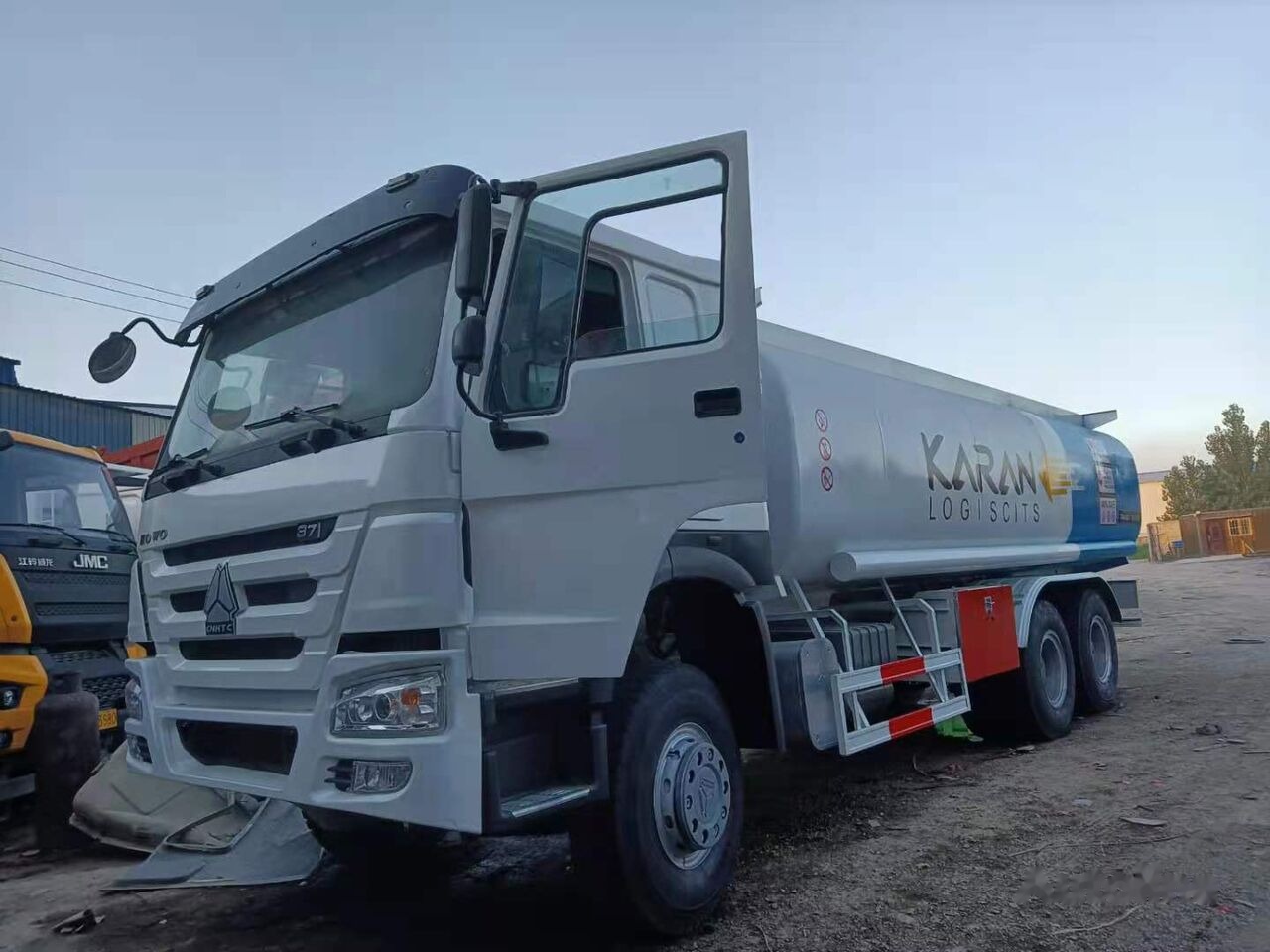 Sinotruk HOWO 6*4 Fuel Tank Truck - Autocisterna: foto 1 Sinotruk HOWO 6*4 Fuel Tank Truck - Autocisterna: foto 1