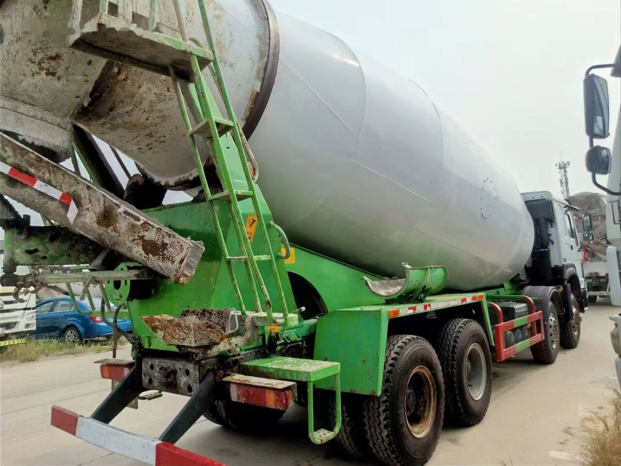 Sinotruk HOWO 8*4 Concrete mixer truck - Betonvedējs: foto 3 Sinotruk HOWO 8*4 Concrete mixer truck - Betonvedējs: foto 3