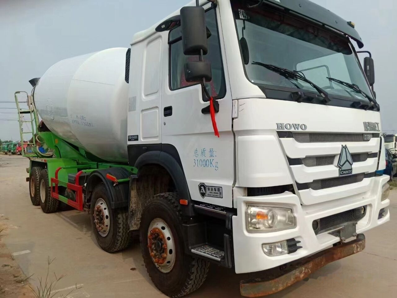 Sinotruk HOWO 8*4 Concrete mixer truck - Betonvedējs: foto 2 Sinotruk HOWO 8*4 Concrete mixer truck - Betonvedējs: foto 2