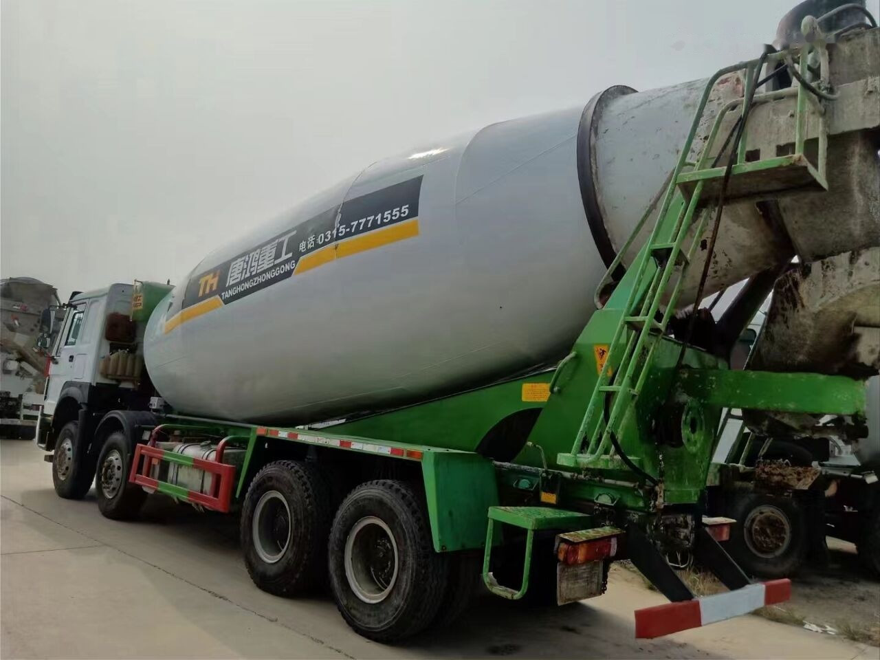 Sinotruk HOWO 8*4 Concrete mixer truck - Betonvedējs: foto 5 Sinotruk HOWO 8*4 Concrete mixer truck - Betonvedējs: foto 5