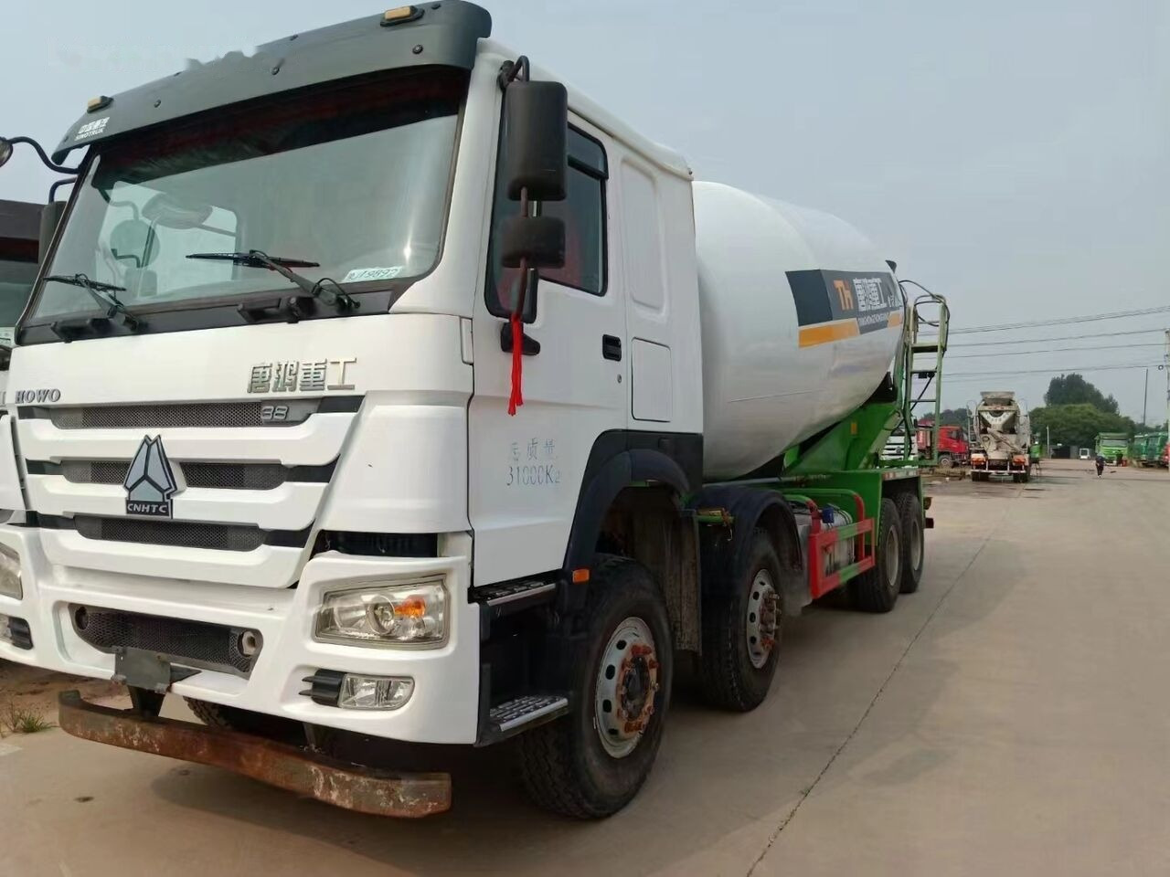 Sinotruk HOWO 8*4 Concrete mixer truck - Betonvedējs: foto 1 Sinotruk HOWO 8*4 Concrete mixer truck - Betonvedējs: foto 1
