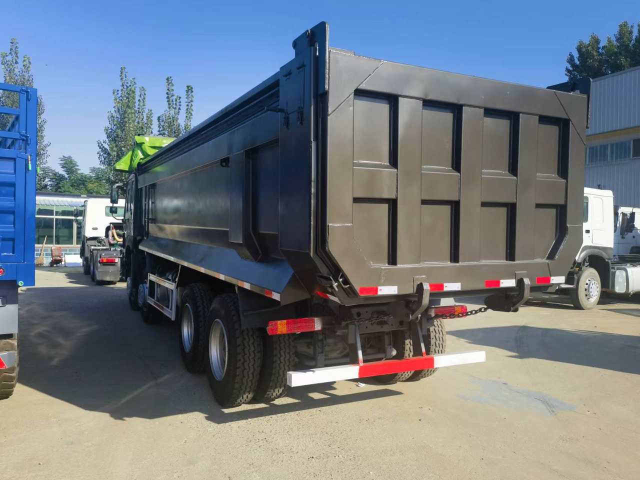 Kravas automašīna pašizgāzējs Sinotruk HOWO 8*4 Dump truck: foto 7