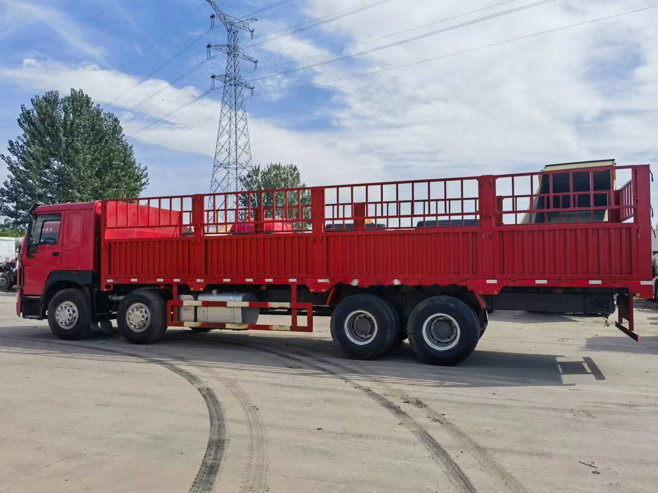 Sinotruk HOWO 8*4 Fence Truck - Mini pašizgāzējs: foto 1 Sinotruk HOWO 8*4 Fence Truck - Mini pašizgāzējs: foto 1