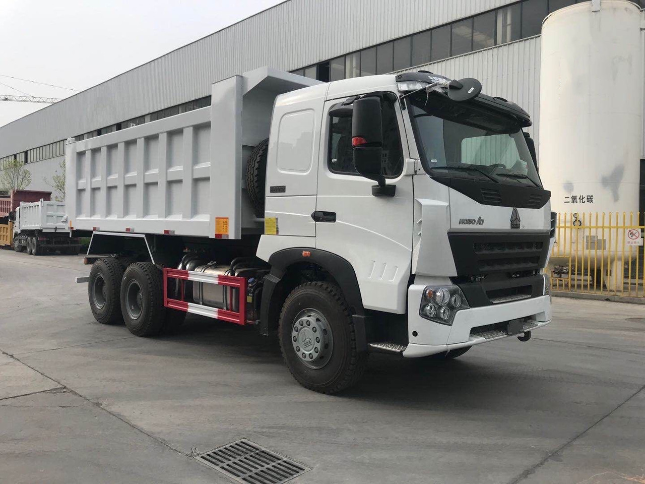 Sinotruk HOWO A7 - Mini pašizgāzējs: foto 3 Sinotruk HOWO A7 - Mini pašizgāzējs: foto 3