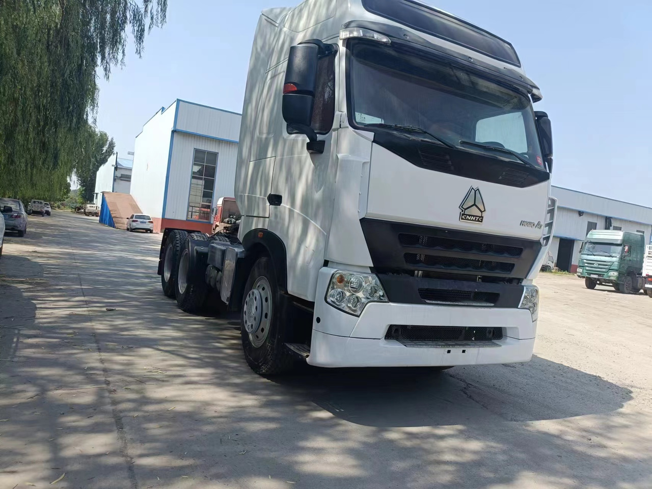 Sinotruk HOWO A7 tractor - Mini pašizgāzējs: foto 4 Sinotruk HOWO A7 tractor - Mini pašizgāzējs: foto 4