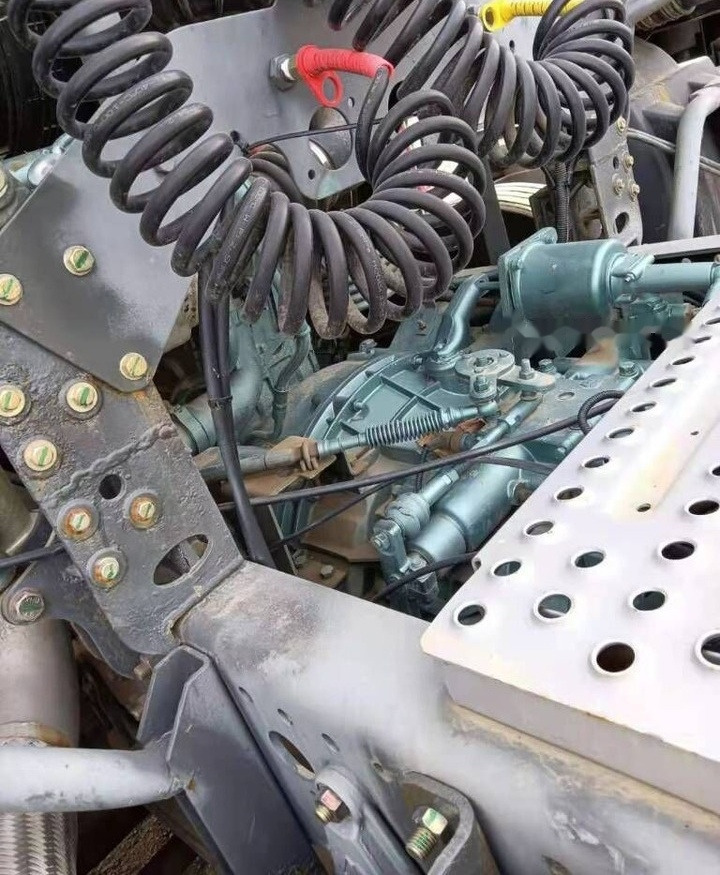 Sinotruk HOWO 420 Tractor - Vilcējs: foto 3 Sinotruk HOWO 420 Tractor - Vilcējs: foto 3