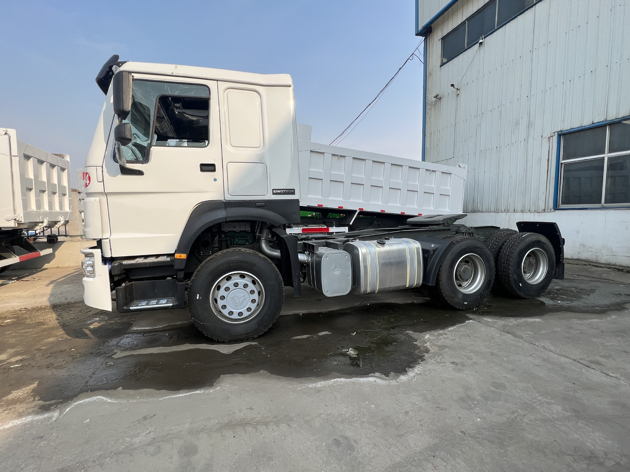Sinotruk HOWO 6*4 Tractor - Vilcējs: foto 1 Sinotruk HOWO 6*4 Tractor - Vilcējs: foto 1