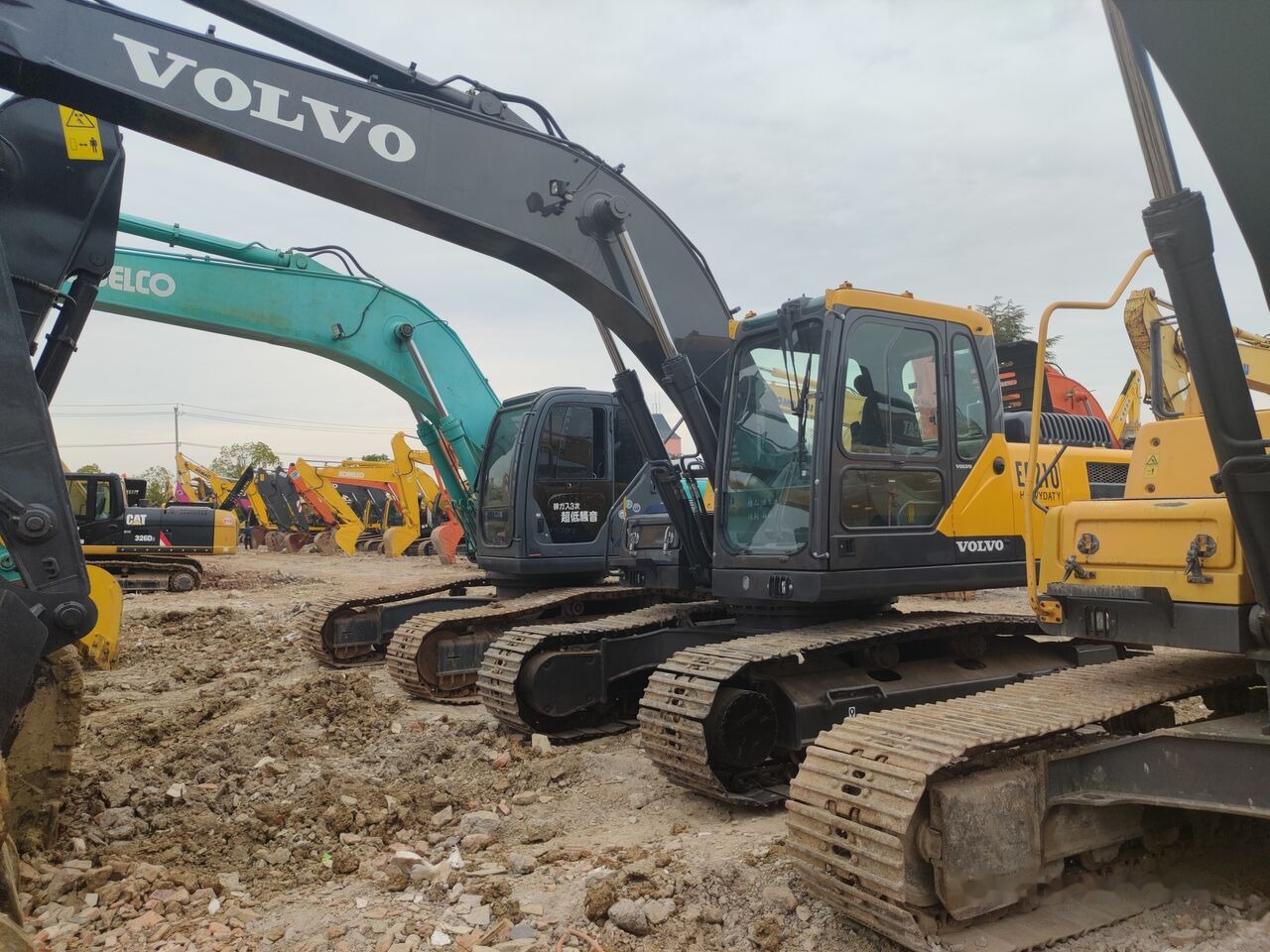 Volvo EC210B - Kāpurķēžu ekskavators: foto 1 Volvo EC210B - Kāpurķēžu ekskavators: foto 1