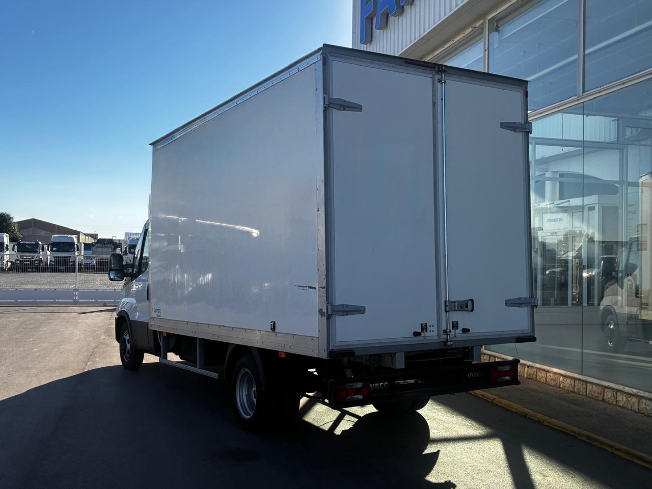 Caja cerrada IVECO 35C16 20m3 con puertas traseras - Furgons ar slēgtā virsbūve: foto 4 Caja cerrada IVECO 35C16 20m3 con puertas traseras - Furgons ar slēgtā virsbūve: foto 4