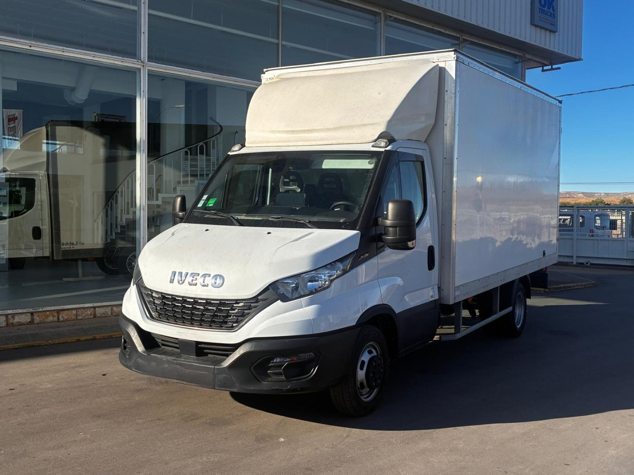 Caja cerrada IVECO 35C16 20m3 con puertas traseras - Furgons ar slēgtā virsbūve: foto 1 Caja cerrada IVECO 35C16 20m3 con puertas traseras - Furgons ar slēgtā virsbūve: foto 1