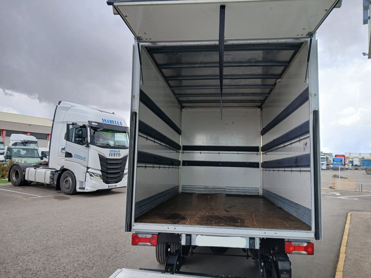 Caja cerrada con plataforma elevadora IVECO 35C16 20m3 Automática - Furgons ar slēgtā virsbūve: foto 5 Caja cerrada con plataforma elevadora IVECO 35C16 20m3 Automática - Furgons ar slēgtā virsbūve: foto 5