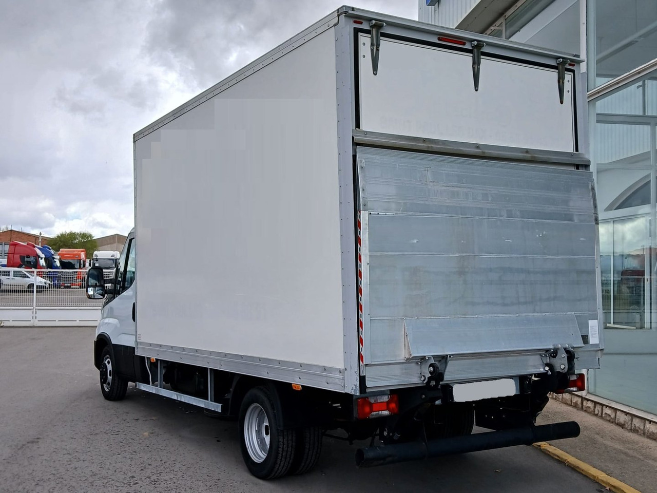 Caja cerrada con plataforma elevadora IVECO 35C16 20m3 Automática - Furgons ar slēgtā virsbūve: foto 4 Caja cerrada con plataforma elevadora IVECO 35C16 20m3 Automática - Furgons ar slēgtā virsbūve: foto 4
