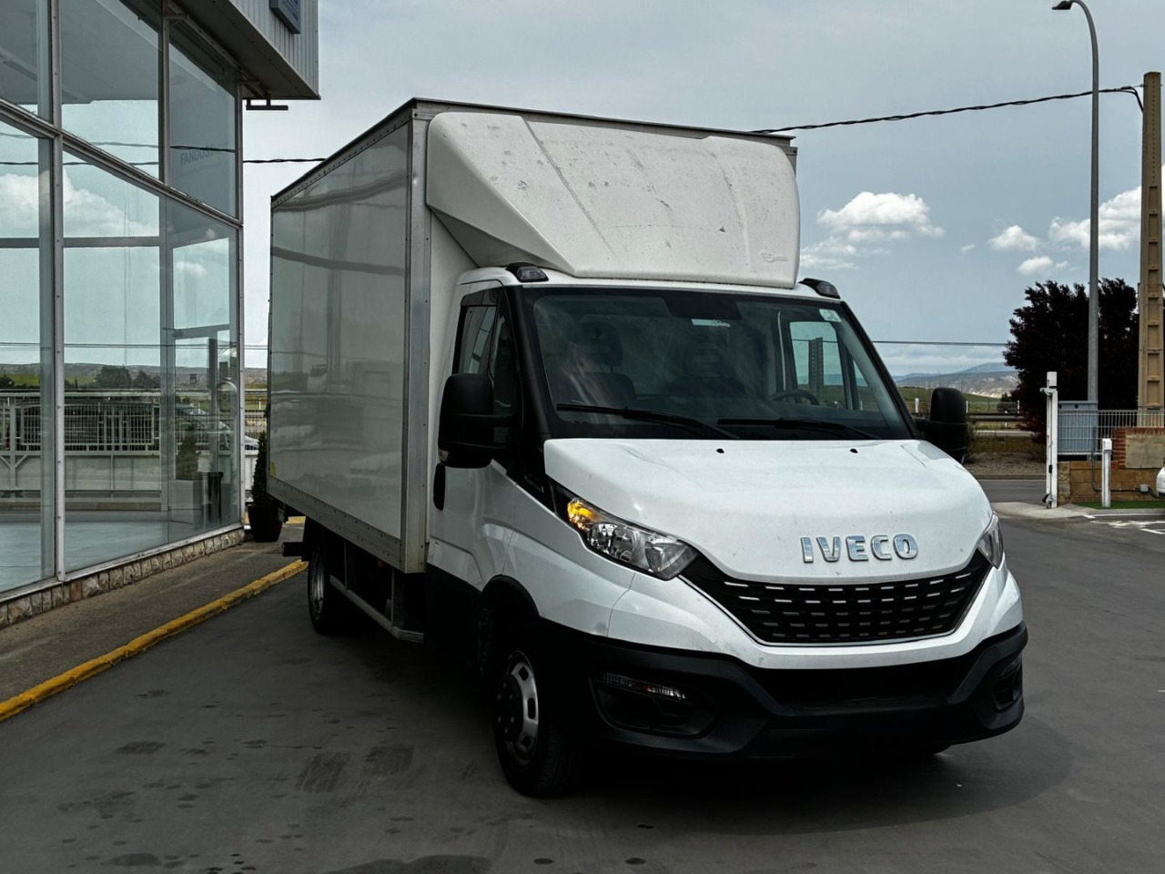 Caja cerrada con plataforma elevadora IVECO 35C16 20m3 Automática - Furgons ar slēgtā virsbūve: foto 3 Caja cerrada con plataforma elevadora IVECO 35C16 20m3 Automática - Furgons ar slēgtā virsbūve: foto 3