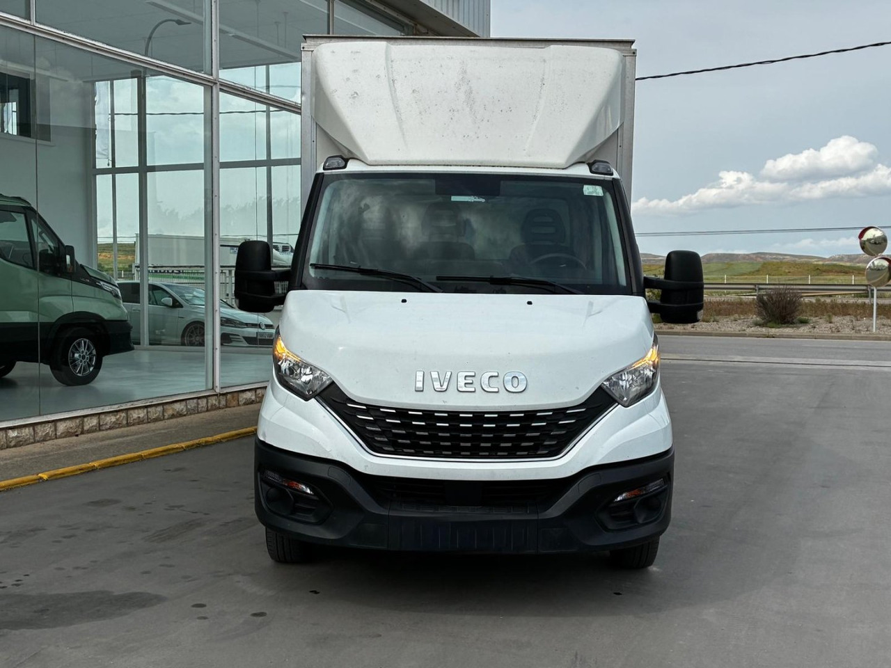 Caja cerrada con plataforma elevadora IVECO 35C16 20m3 Automática - Furgons ar slēgtā virsbūve: foto 2 Caja cerrada con plataforma elevadora IVECO 35C16 20m3 Automática - Furgons ar slēgtā virsbūve: foto 2