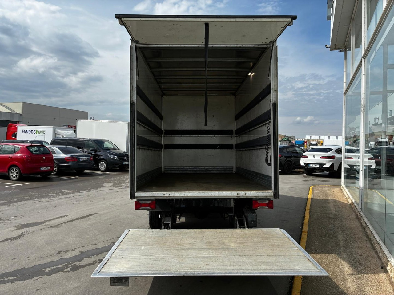 Caja cerrada con plataforma elevadora IVECO 35C16 20m3 Automática - Furgons ar slēgtā virsbūve: foto 5 Caja cerrada con plataforma elevadora IVECO 35C16 20m3 Automática - Furgons ar slēgtā virsbūve: foto 5