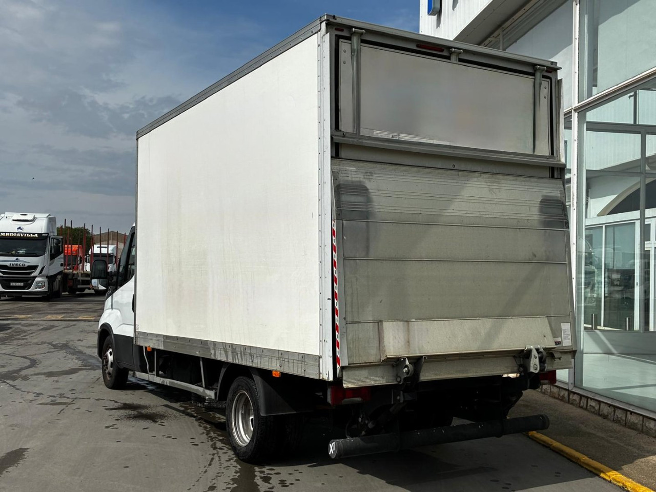 Caja cerrada con plataforma elevadora IVECO 35C16 20m3 Automática - Furgons ar slēgtā virsbūve: foto 4 Caja cerrada con plataforma elevadora IVECO 35C16 20m3 Automática - Furgons ar slēgtā virsbūve: foto 4