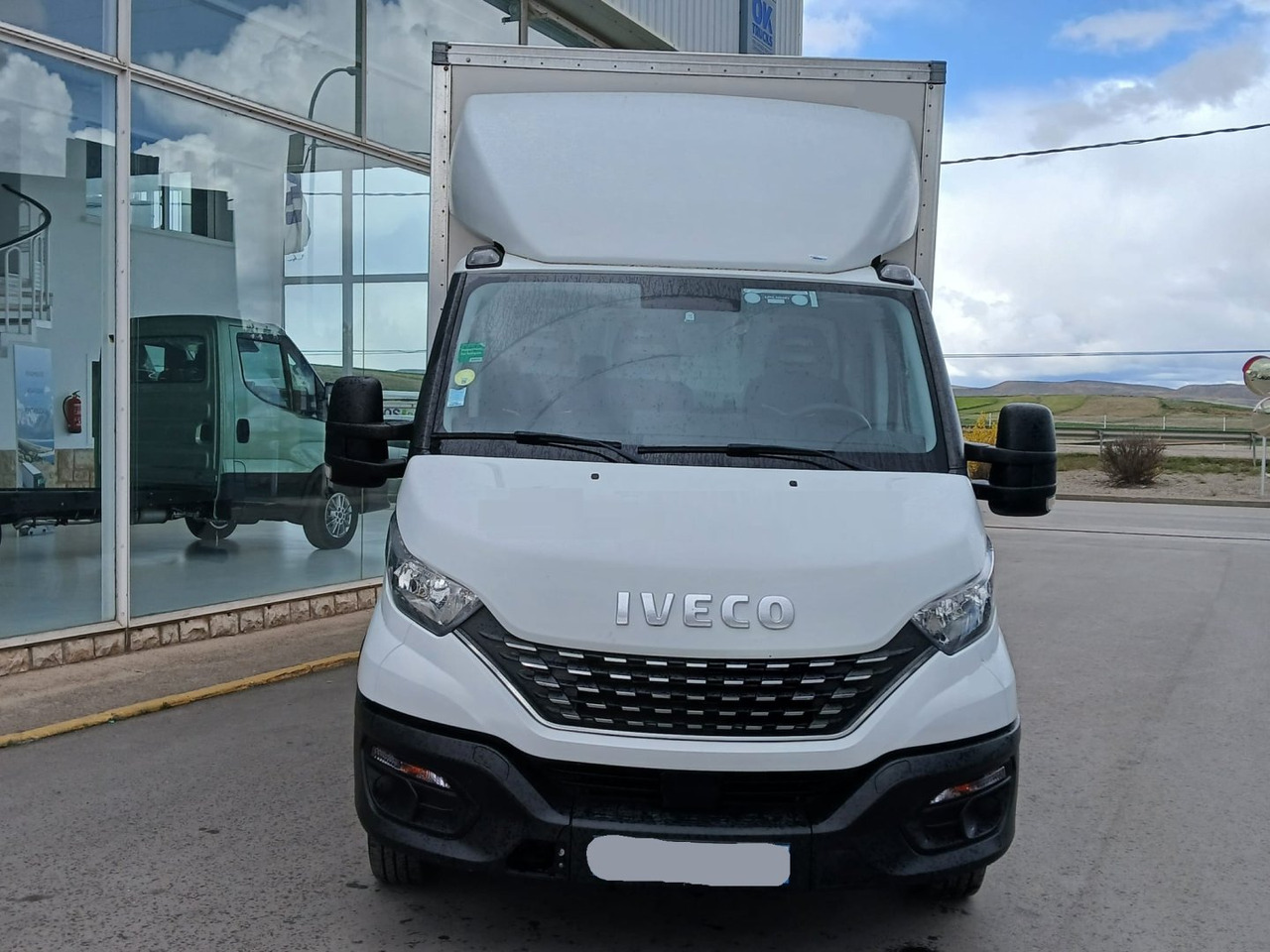 Caja cerrada con plataforma elevadora IVECO 35C16 20m3 Automática - Furgons ar slēgtā virsbūve: foto 2 Caja cerrada con plataforma elevadora IVECO 35C16 20m3 Automática - Furgons ar slēgtā virsbūve: foto 2